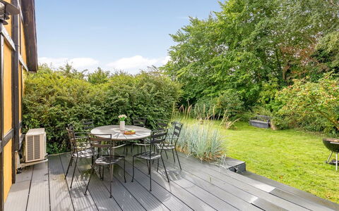 Hughlek - 1.5Km from the Sea: Bois, Mobilier De Jardin, Jardin, Lot Terre, Meubles, Plate-Forme, Tableau De Plein Air, Parquet, Chaise