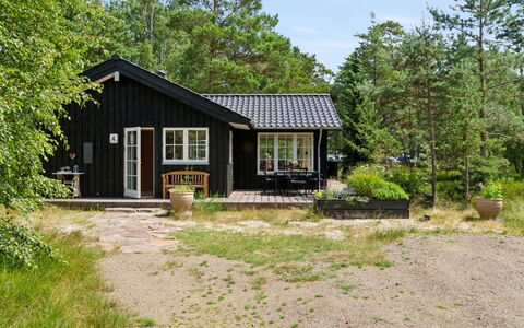 Reinke - 450M from the Sea: Domicile, Toit, Maison, Chalet, Biens, Porte, Porche, Siding, Ferme, Ombre