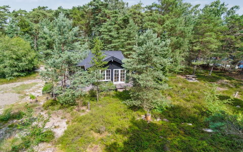 Reinke - 450M from the Sea: Domicile, Toit, Maison, Chalet, Biens, Porte, Porche, Siding, Ferme, Ombre