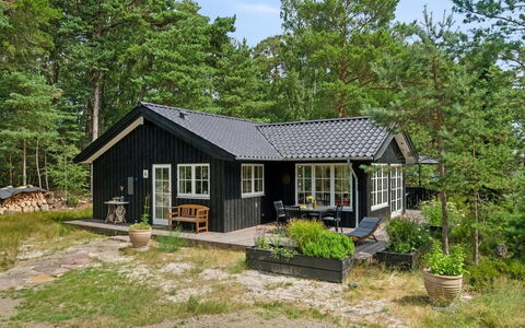 Reinke - 450M from the Sea: Domicile, Toit, Maison, Chalet, Biens, Porte, Porche, Siding, Ferme, Ombre