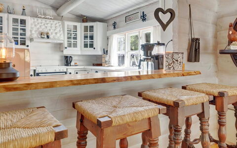 Solfred - 200M from the Sea: Meubles, Sol, Bois, Design Intérieur, Sol, Cuisine, Comptoir, Parquet, Tabouret, Éclairage