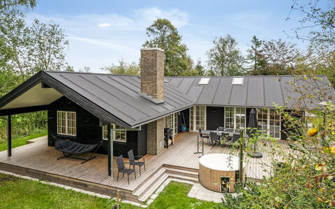 Babara - 350M from the Sea: Bois, Domicile, Porche, Plate-Forme, Dur, Toit, Tache De Bois, Parquet, Eco Hôtel