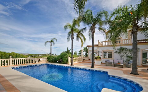 Villa Carpe Diem: Plante, Ciel, Propriété, L'Eau, Arbre, Bleu Azur, Bâtiment, Architecture, Arecales, Zone Résidentielle