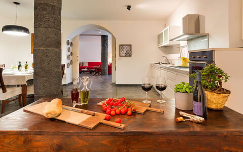 Dimora Vulcano - Castiglione Di Sicilia, Sicilia: Table, Propriété, Plante D'Appartement, Bois, Design Intérieur, Cuisine, Cabinetry, Plante, Comptoir, Sol