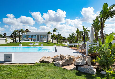 Casa Biancoverde - Marsala, Sicilia: Nuage, Ciel, Plante, Bâtiment, Lot Terre, Piscine, Arecales, L'Eau, Herbe, Arbre