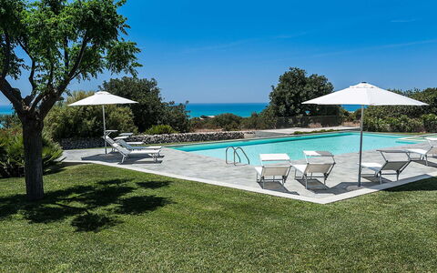 Isolina Bianca - Scicli, Sicilia: L'Eau, Plante, Ciel, Arbre, Piscine, Mobilier De Jardin, Ombre, Balancelle, Arecales, Rectangle