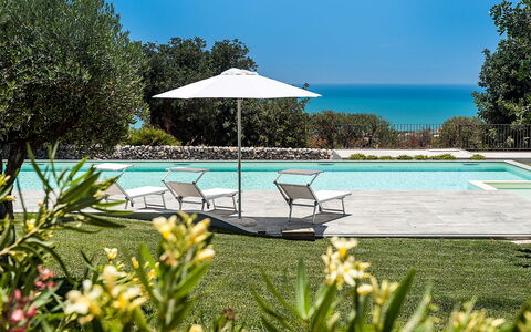 Isolina Rossa - Scicli, Sicilia: L'Eau, Fleur, Plante, Propriété, Ciel, Botanique, La Nature, Bleu Azur, Piscine, Arbre