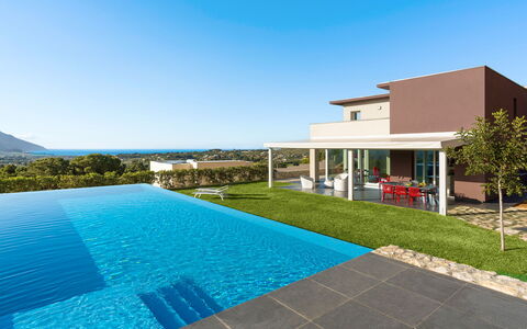Villa Cinema - Castellammare Del Golfo, Sicilia: Ciel, Plante, Bâtiment, L'Eau, Piscine, Ombre, Herbe, Maison, Condominium, Loisir