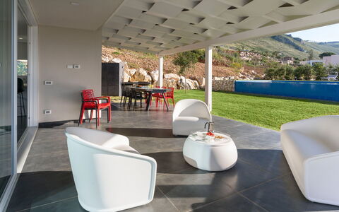 Villa Cinema - Castellammare Del Golfo, Sicilia: Meubles, Table, Chaise, Design Intérieur, Mobilier De Jardin, Plante, Ombre, Sol, Sol, Salon