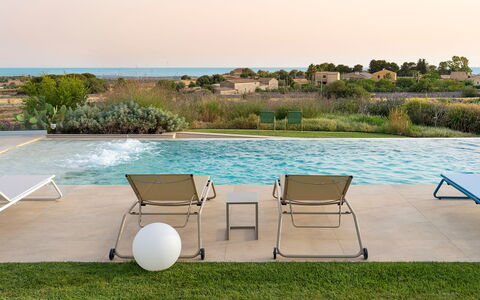 Splendida - Modica, Sicilia: L'Eau, Ciel, Plante, Meubles, Piscine, Balancelle, Ombre, Chaise, Mobilier De Jardin, Rectangle
