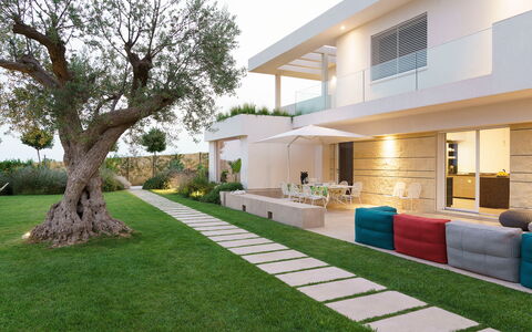Splendida - Modica, Sicilia: Ciel, Plante, Propriété, Bâtiment, Fenêtre, Arbre, Porte, Ombre, Lot Terre, Design Intérieur