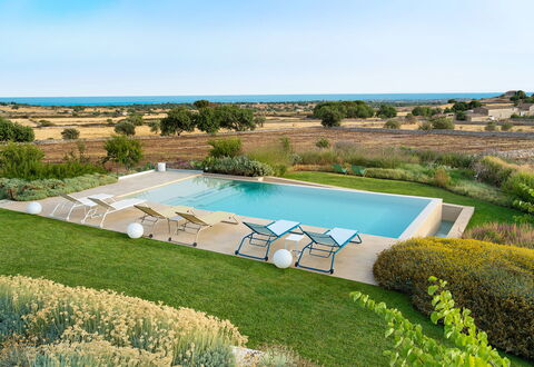 Splendida - Modica, Sicilia: Plante, Ciel, Bâtiment, L'Eau, Piscine, Bleu Azur, Arbre, Paysage Naturel, Lot Terre, Rectangle