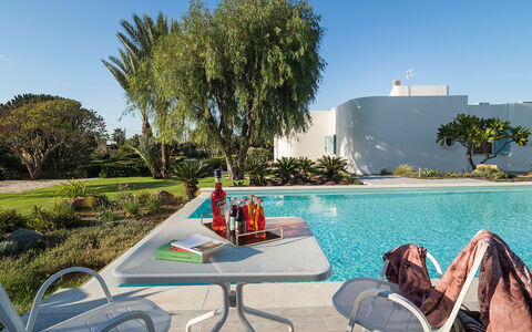 Villa Chiara - Paceco, Sicilia: L'Eau, Plante, Ciel, Meubles, Piscine, Mobilier De Jardin, Table, Arbre, Loisir, Balancelle