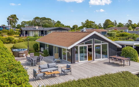 Majken - 225M from the Sea: Domicile, Toit, Biens, Porche, Chalet, Ombre, Jardin, Aménagement Paysager, Conception, Cour