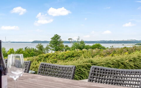 Majken - 225M from the Sea: Meubles, Table, Mobilier De Jardin, Tableau De Plein Air, Chaise, Mer, Table Cuisine Et Salle A Manger, Océan, Côte, Eco Hôtel