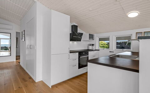 Majken - 225M from the Sea: Sol, Bois, Design Intérieur, Sol, Plafond, Parquet, Pièce, Domicile, Dur, Cuisine