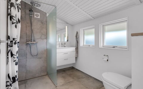 Majken - 225M from the Sea: Sol, Luminaire Plomberie, Sol, Salle De Bains, Plafond, Design Intérieur, Plomberie, Robinet, Évier, Armoire De Toilette