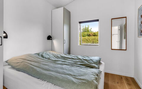 Majken - 225M from the Sea: Mur, Bois, Plafond, Design Intérieur, Chambre, Sol, Sol, Lit, Drap De Lit, Pièce