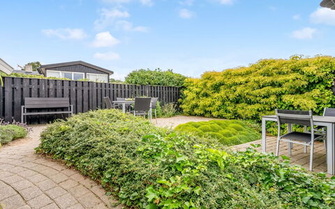 Majken - 225M from the Sea: Arbuste, Jardin, Couverture De Sol, Haie, Aménagement Paysager, Ombre, Pelouse, Biens, Cour, Passerelle