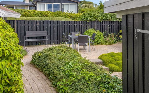 Majken - 225M from the Sea: Arbuste, Jardin, Couverture De Sol, Haie, Pelouse, Ombre, Aménagement Paysager, Arrière-Cour, Cour, Passerelle