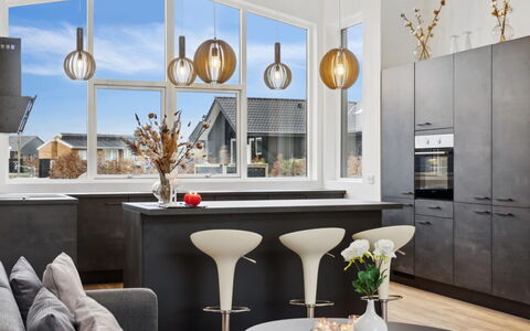 Nissine - 300M from the Sea: Meubles, Design Intérieur, Luminaire, Sol, Plafond, Bois, Sol, Lustre, Cuisine, Éclairage