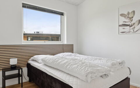 Nissine - 300M from the Sea: Chambre, Lit, Bois, Design Intérieur, Drap De Lit, Literie, Plafond, Cadre De Lit, Sol, Pièce