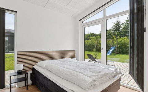 Nissine - 300M from the Sea: Plafond, Chambre, Lit, Dur, Conception, Planche, Daylighting, Cadre De Lit, Literie, Parquet