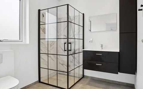 Nissine - 300M from the Sea: Sol, Design Intérieur, Sol, Verre, Tuile, Porte, Porte De Douche, Salle De Bains, Luminaire Plomberie