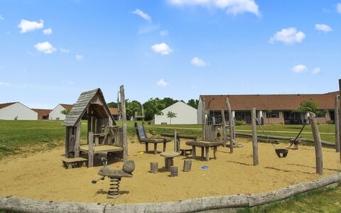 Tian: Toit, Chalet, Domicile, Ombre, Siding, Ferme, Porche, Structure En Plein Air, Batiments Jardin