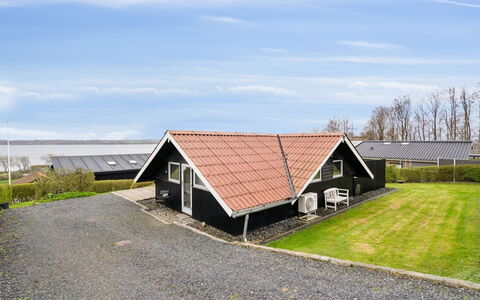Anu - 400M from the Sea: Bois, Toit, Architecture, Domicile, Maison, Chalet, Siding, Dur, Pente, Biens