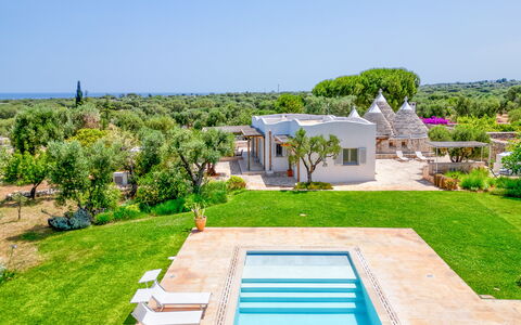 Villa Del Capitolo Con Trullo: Ciel, Plante, Propriété, Bâtiment, La Nature, Bleu Azur, Arbre, Architecture, Herbe, L'Eau