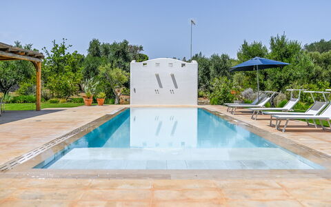 Villa Del Capitolo Con Trullo: L'Eau, Ciel, Piscine, Plante, Arbre, Bâtiment, Ombre, Composite, Loisir, Paysage