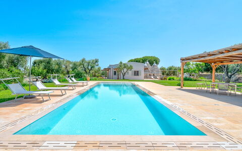 Villa Del Capitolo Con Trullo: L'Eau, Plante, Ciel, Propriété, Piscine, Bleu Azur, Ombre, Arbre, Plan D'Eau, Mobilier De Jardin