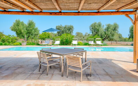 Villa Del Capitolo Con Trullo: Table, Meubles, Plante, Chaise, Ombre, Design Intérieur, Ciel, Piscine, Mobilier De Jardin, Bâtiment