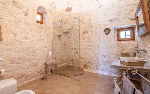 Villa Del Capitolo Con Trullo: Propriété, Luminaire Plomberie, Design Intérieur, Bois, Bâtiment, Brique, Sol, Sol, Salle De Bains, Immobilier