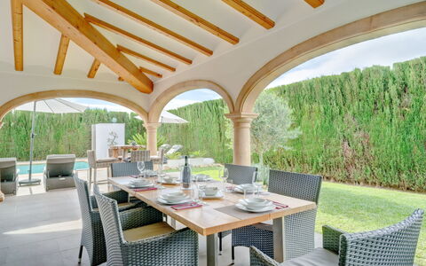 Villa Sanmar: Bâtiment, Ciel, Plante, Propriété, L'Eau, Bleu Azur, Fenêtre, Architecture, Éclairage, Design Intérieur