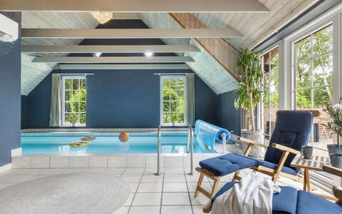 Krok - 1.2Km from the Sea: Sol, Meubles, Sol, Design Intérieur, Plafond, Chaise, Piscine, Recours, Eco Hôtel, Ombre