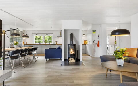 Krok - 1.2Km from the Sea: Design Intérieur, Sol, Meubles, Sol, Parquet, Bois, Plafond, Salon, Domicile, Revêtement De Sol Stratifié
