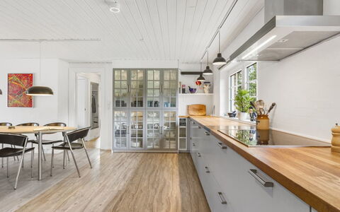 Krok - 1.2Km from the Sea: Sol, Parquet, Bois, Design Intérieur, Cuisine, Comptoir, Sol, Plafond, Meubles, Cabinetry