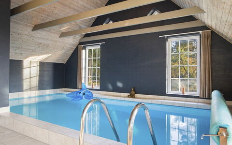 Krok - 1.2Km from the Sea: Sol, Plafond, Sol, Piscine, Composite, Grenier, Faisceau, Chaise, Conception, Ombre
