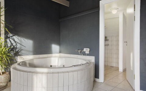Krok - 1.2Km from the Sea: Sol, Luminaire Plomberie, Sol, Salle De Bains, Design Intérieur, Baignoire, Plafond, Plomberie, Composite, Tuile