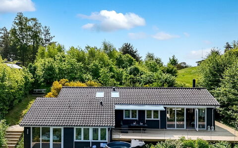 Ufej - 2.5Km from the Sea: Maison, Domicile, Porte, Toit, Chalet, Biens, Jardin, Ombre, Siding, Cour