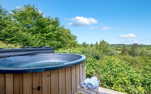 Ufej - 2.5Km from the Sea: Maison, Domicile, Porte, Toit, Chalet, Biens, Jardin, Ombre, Siding, Cour