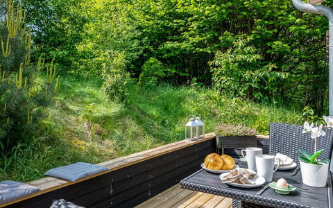 Ufej - 2.5Km from the Sea: Maison, Domicile, Porte, Toit, Chalet, Biens, Jardin, Ombre, Siding, Cour