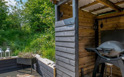 Ufej - 2.5Km from the Sea: Maison, Domicile, Porte, Toit, Chalet, Biens, Jardin, Ombre, Siding, Cour