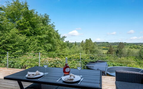 Ufej - 2.5Km from the Sea: Maison, Domicile, Porte, Toit, Chalet, Biens, Jardin, Ombre, Siding, Cour