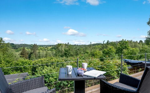 Ufej - 2.5Km from the Sea: Maison, Domicile, Porte, Toit, Chalet, Biens, Jardin, Ombre, Siding, Cour