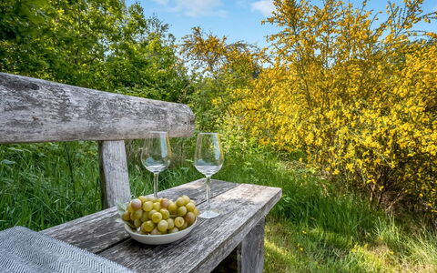 Ufej - 2.5Km from the Sea: Maison, Domicile, Porte, Toit, Chalet, Biens, Jardin, Ombre, Siding, Cour