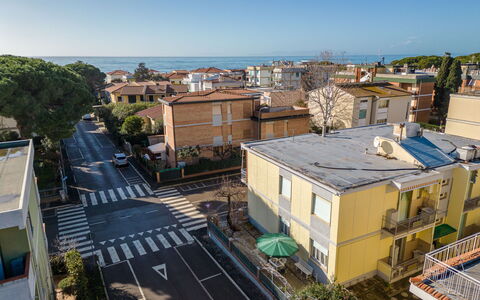 Angela: Ciel, Jour, Bâtiment, Propriété, Fenêtre, Plante, Design Urbain, Maison, Quartier, Cityscape