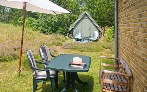Gisa - 400M from the Sea: Bleu, Arbuste, Chalet, Couverture De Sol, Jardin, Biens, Ombre, Aménagement Paysager, Ferme, Eco Hôtel